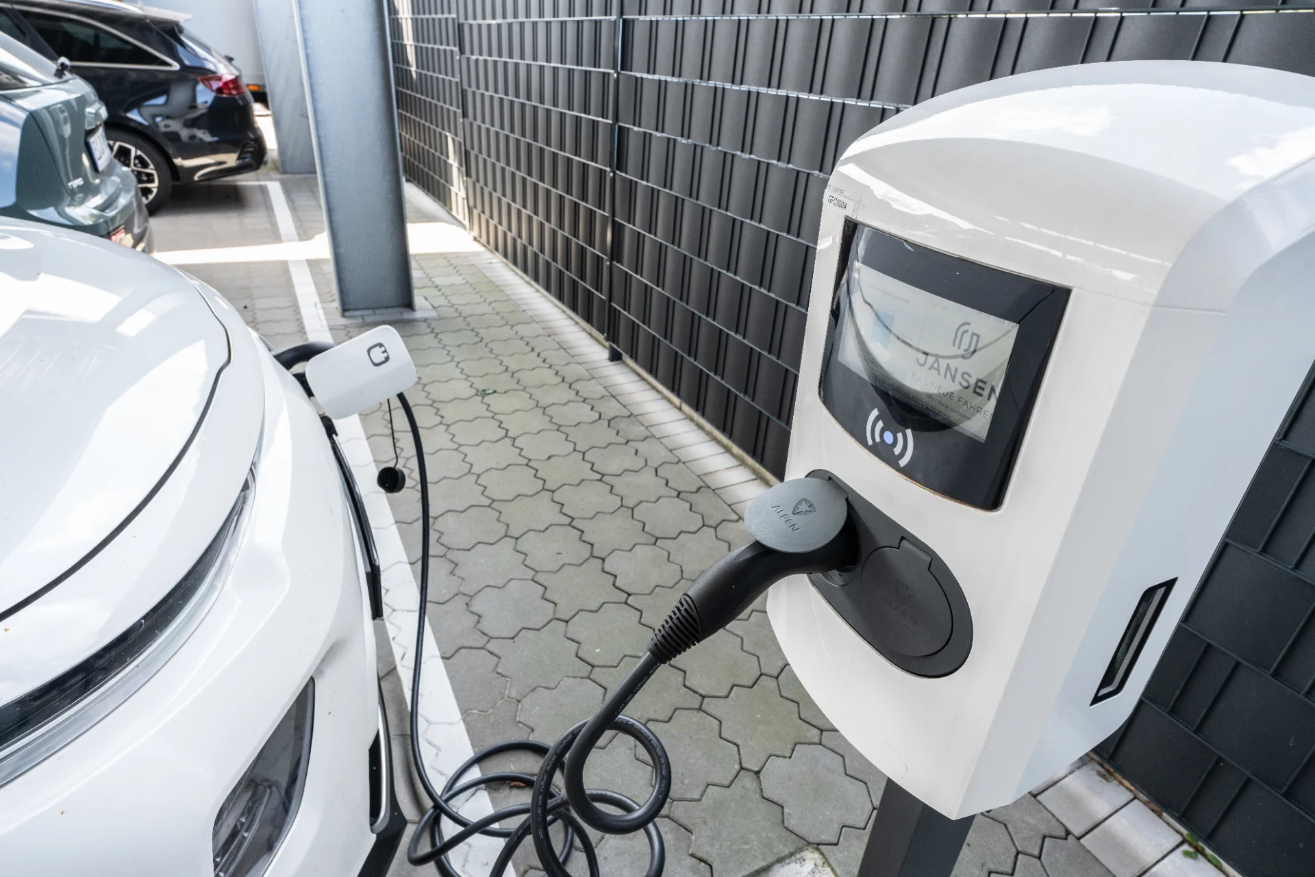 Elektroauto an einer Jansen-Ladestation mit angeschlossenem Ladekabel